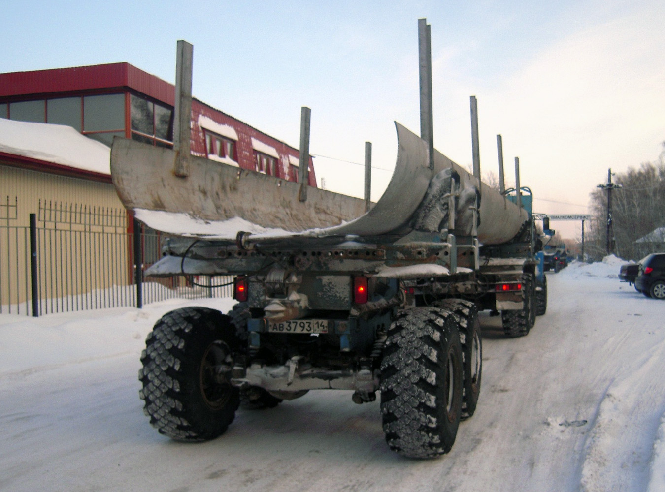 Прицеп-роспуск трубоплетевозный #АВ 3793 14 в составе автопоезда. Тюмень, улица Ветеранов Труда