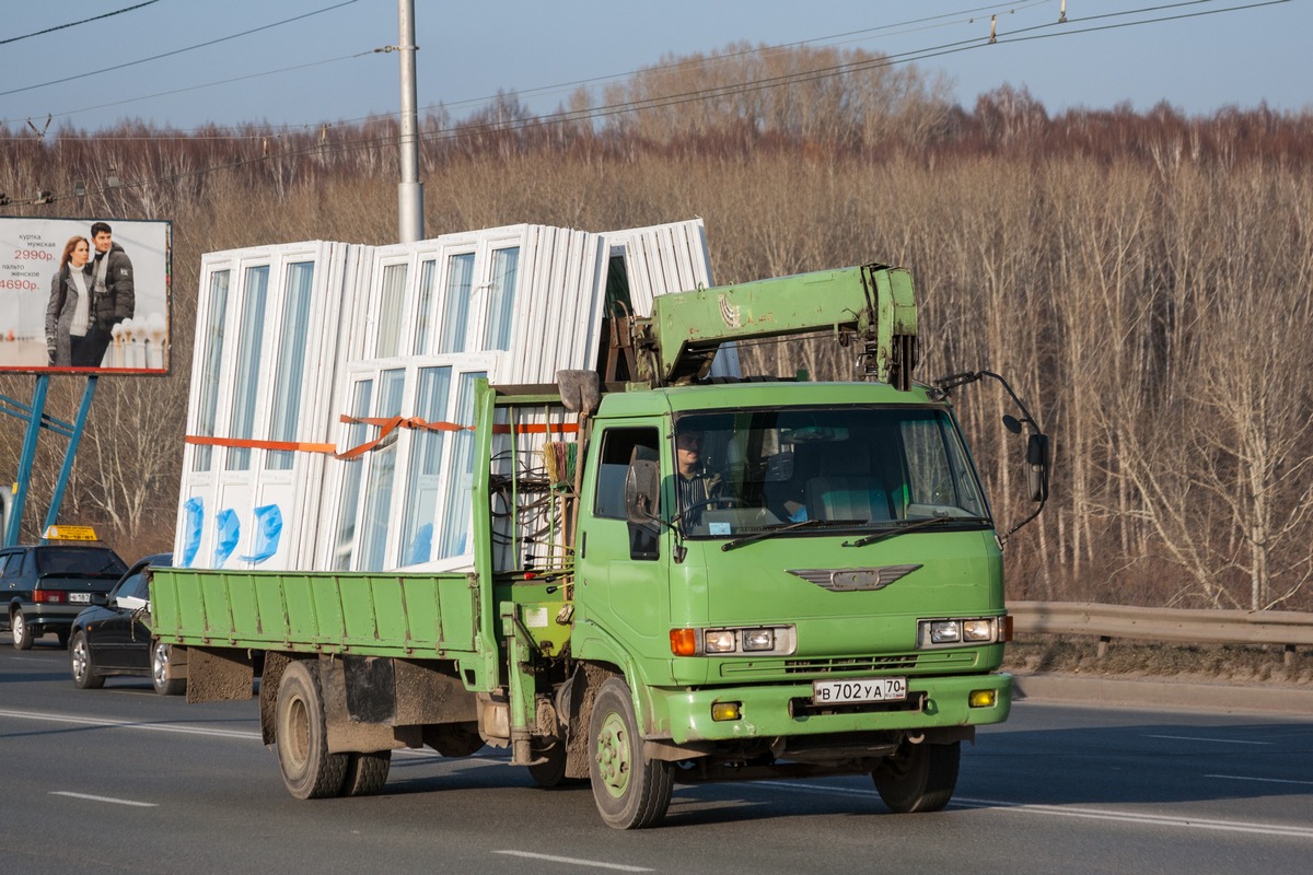 Бортовой грузовик с КМУ на шасси Hino Ranger #В 702 УА 70. Томск, Комсомольский проспект