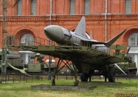 Полуприцеп транспортно-заряжающей машины ПР-41А с ракетой В-400 (5В11). Санкт-Петербург, Музей артиллерии, инженерных войск и войск связи