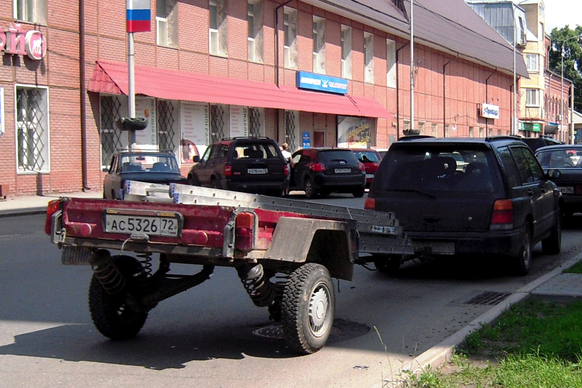 Прицеп КМЗ-8136 #АС 5326 72 в составе автопоезда. Тюмень, улица Луначарского