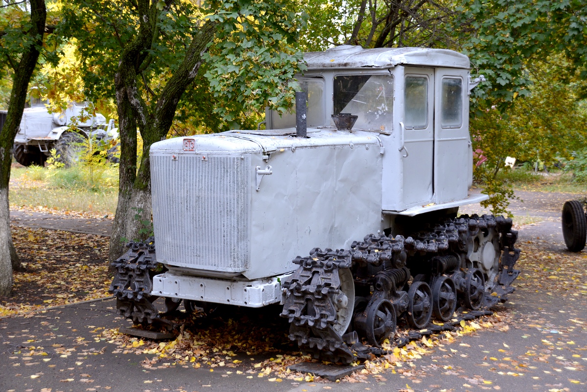 Трактор ДТ-54А. Саратов, парк Победы