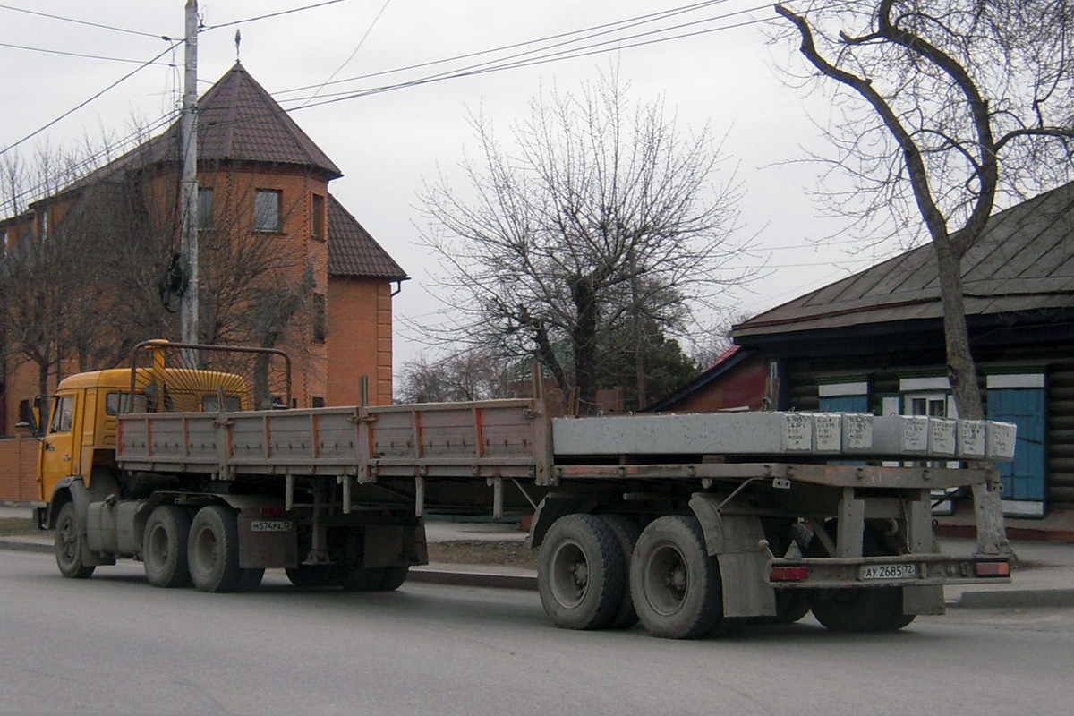 Бортовой полуприцеп  #АУ 2685 72 в составе автопоезда. Тюмень, Перекопская улица