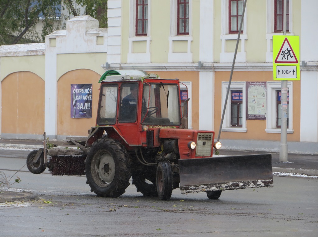 Тротуароуборочная машина на базе трактора Т-30-70 "Владимирец". Курган, улица Савельева
