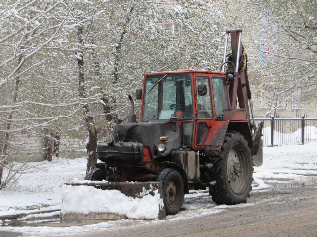 Экскаватор-бульдозер ЭО-2621В-2  на базе трактора ЗТМ-60* . Курган, улица Максима Горького