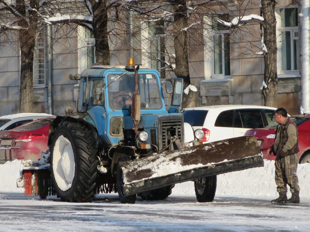 Уборочная машина на базе трактора МТЗ-80* "Беларусь". Курган, улица Гоголя