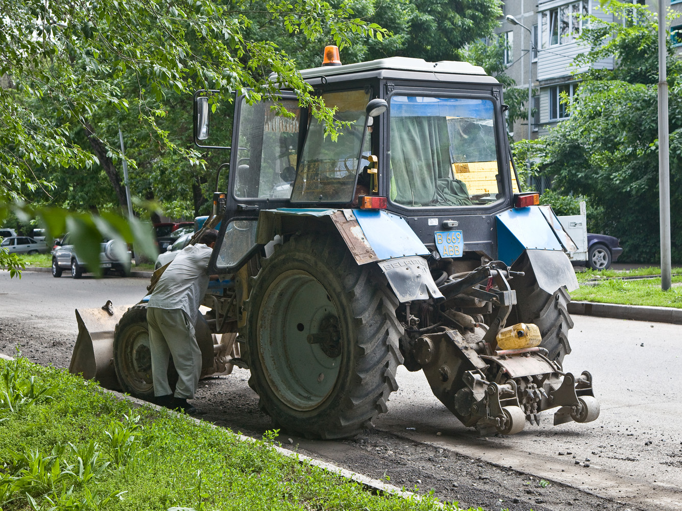 Навесная дорожная фреза ДЭМ-121 на тракторе МТЗ-80 #B 669 ABB-06. Алматы, проспект Улугбека