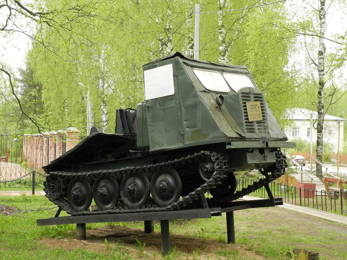 Трелевочный трактор ТДТ-40М (памятник). Вологодская область, Нюксенский район, село Нюксеница, площадка краеведческого музея