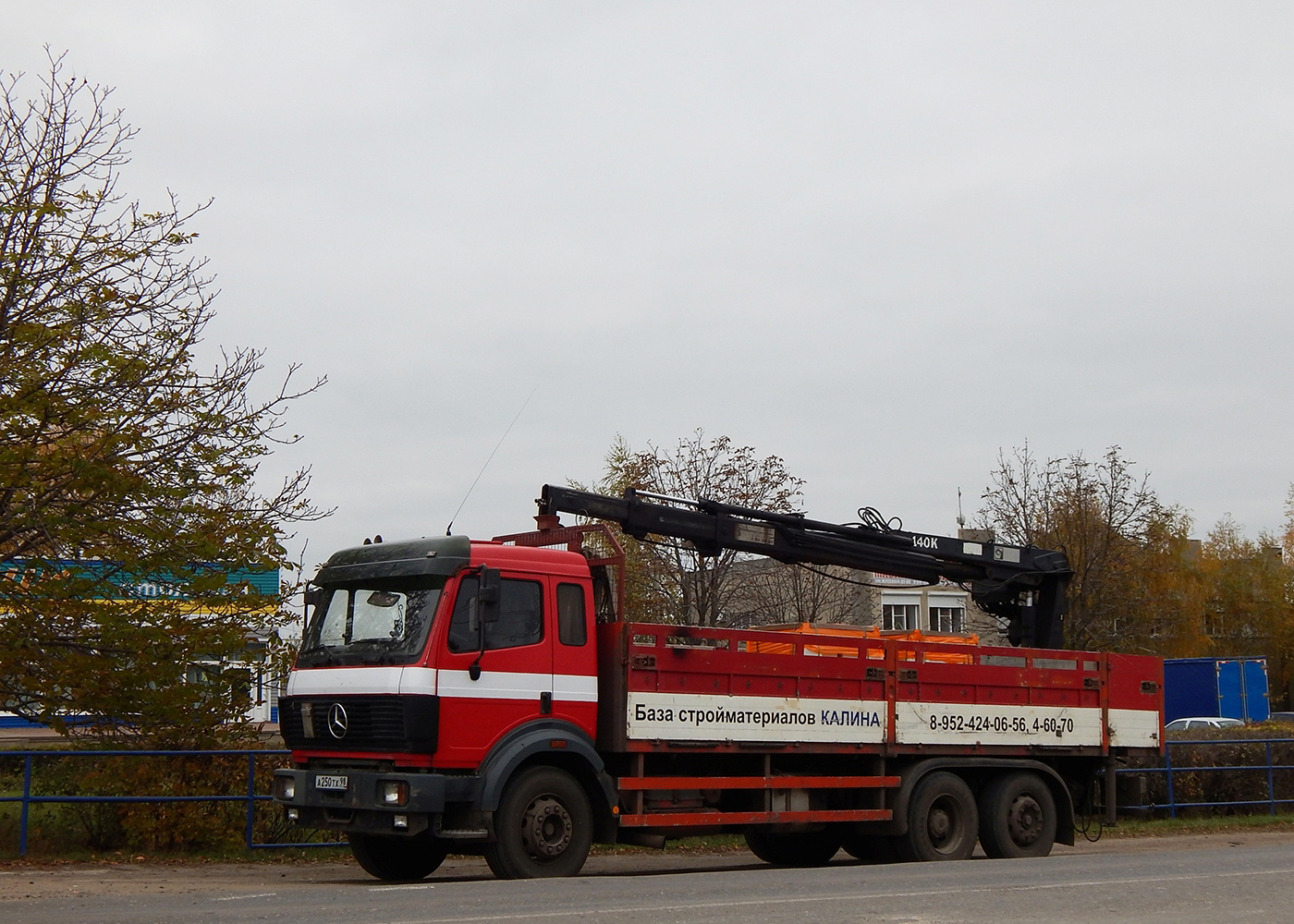 Автомобиль Mercedes-Benz SK с КМУ # А 250 ТХ 98. Белгородская область, г. Алексеевка, ул. Павла Ющенко