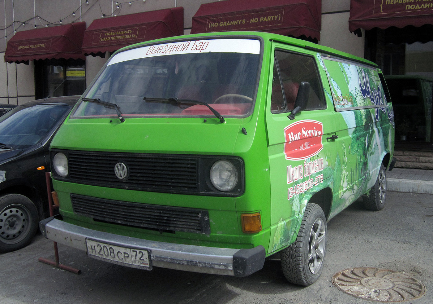 Цельнометаллический фургон Volkswagen Transporter T3 #Н 208 СР 72. Тюмень, Киевская улица