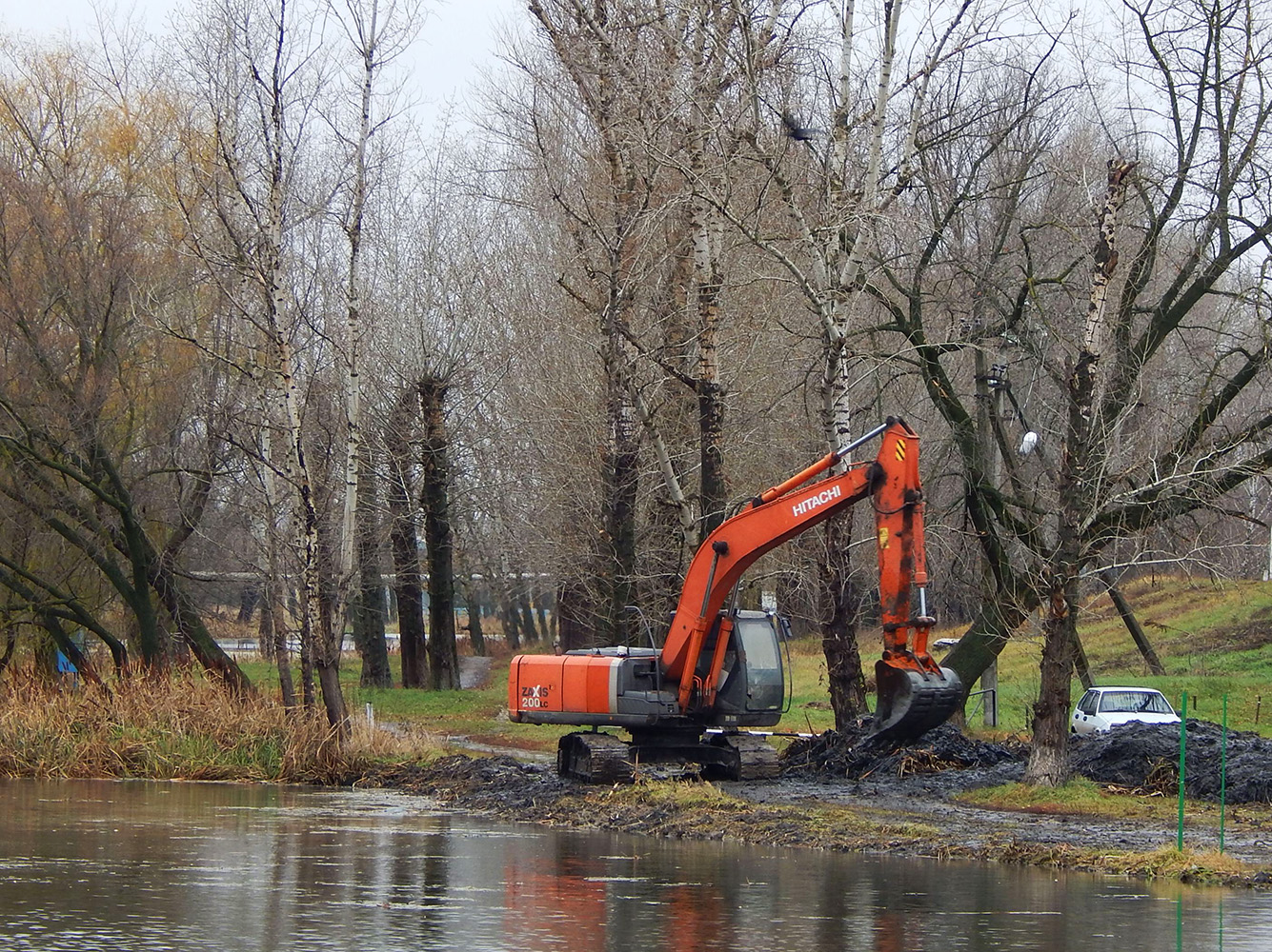 Экскаватор Hitachi Zaxis 200LC. Белгородская область, г. Алексеевка, набережная реки Тихая Сосна
