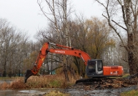 Экскаватор Hitachi Zaxis 200LC. Белгородская область, г. Алексеевка, набережная реки Тихая Сосна