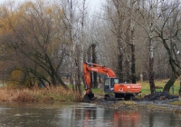 Экскаватор Hitachi Zaxis 200LC. Белгородская область, г. Алексеевка, набережная реки Тихая Сосна