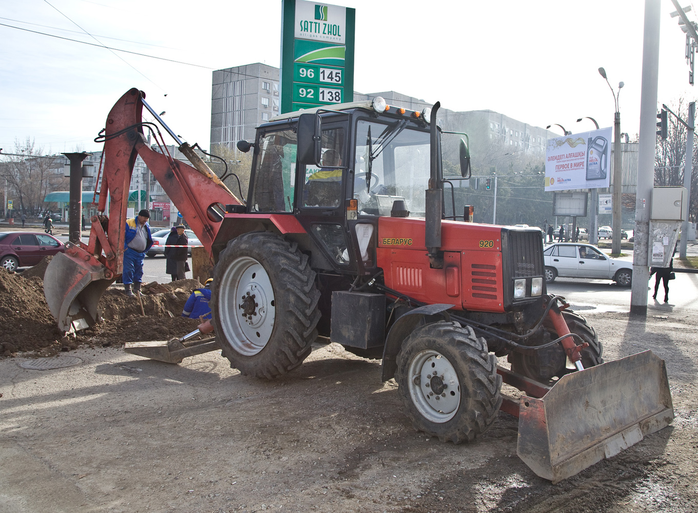 Экскаватор-бульдозер на базе трактора Беларус-920 #A 084 AHD. Алматы, улица Толе би