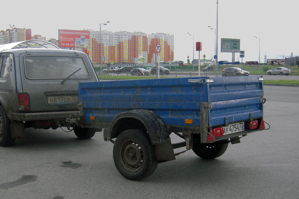 Прицеп КМЗ-821302 #АУ 4754 72 в составе автопоезда. Тюмень, парковка ТРЦ "Кристалл"