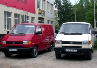 Цельнометаллический фургон на шасси Volkswagen Transporter T4 #О 107 ЕА 72 и микроавтобус на шасси Volkswagen T4 #А 105 ЕТ 72. Тюмень, Ямская улица