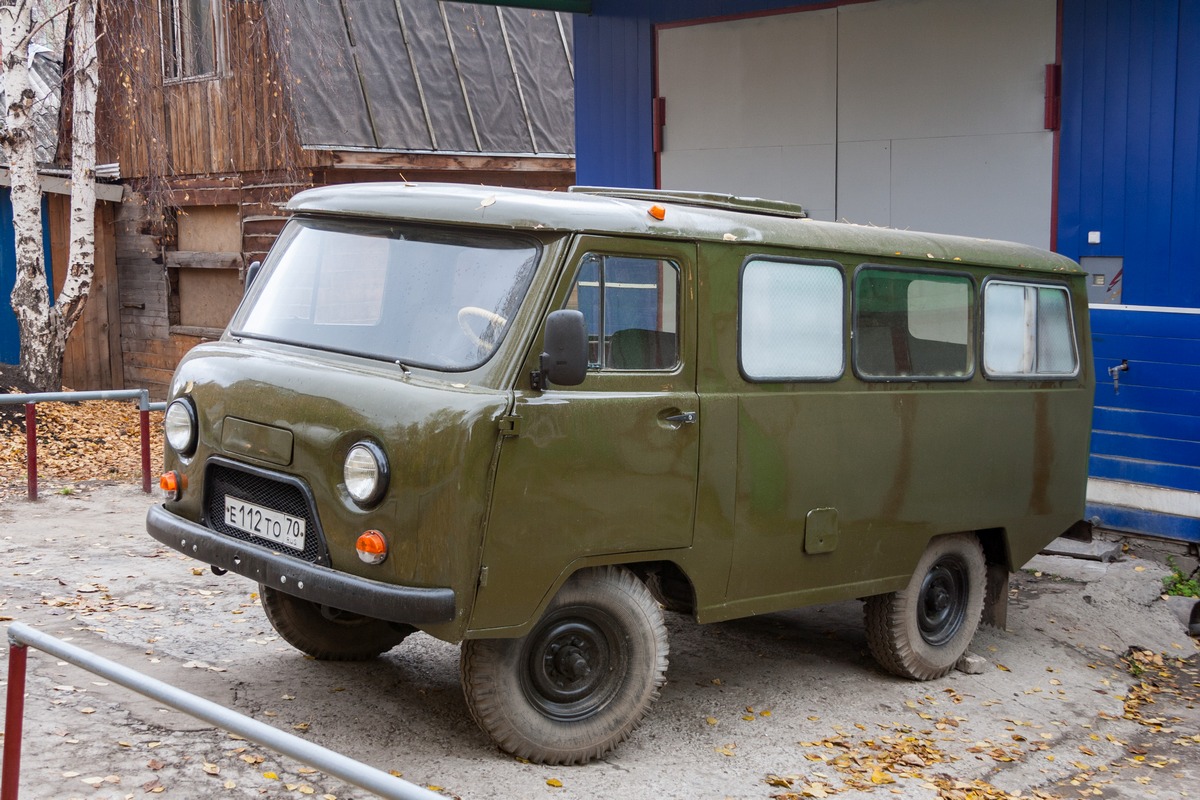 Вахтовый автобус на шасси УАЗ-3303 #Е 112 ТО 70. Томск