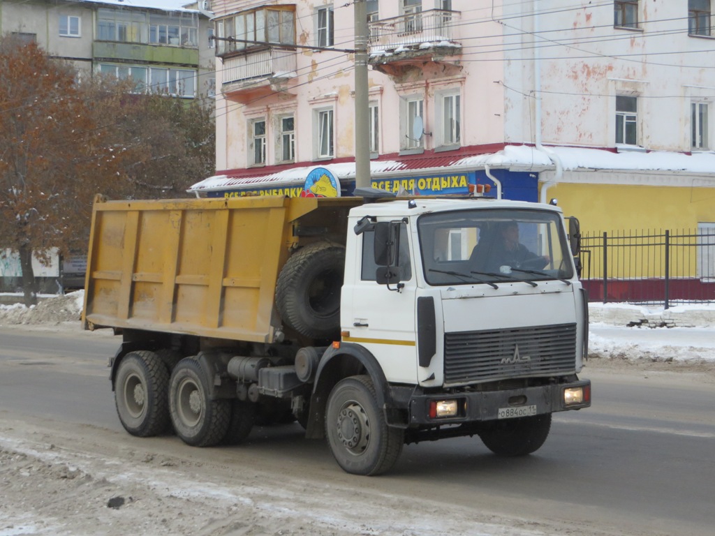 Самосвал МАЗ-5516А5 #O 884 OC 11.  Курган, улица Куйбышева 