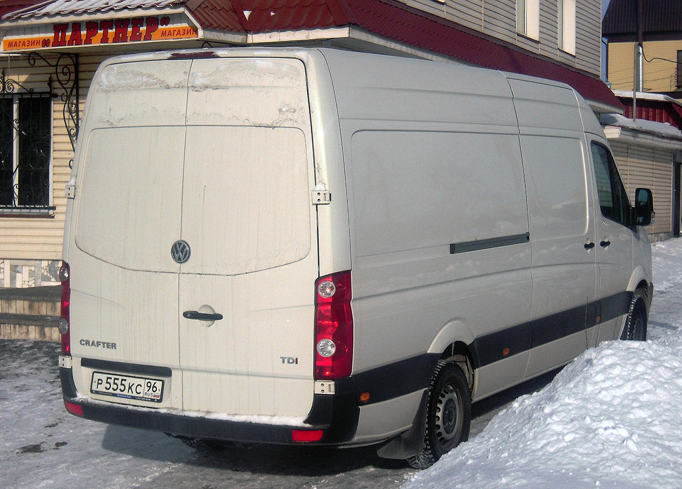Цельнометаллический фургон Volkswagen Crafter #Р 555 КС 96. Свердловская область, Талица, улица Ленина