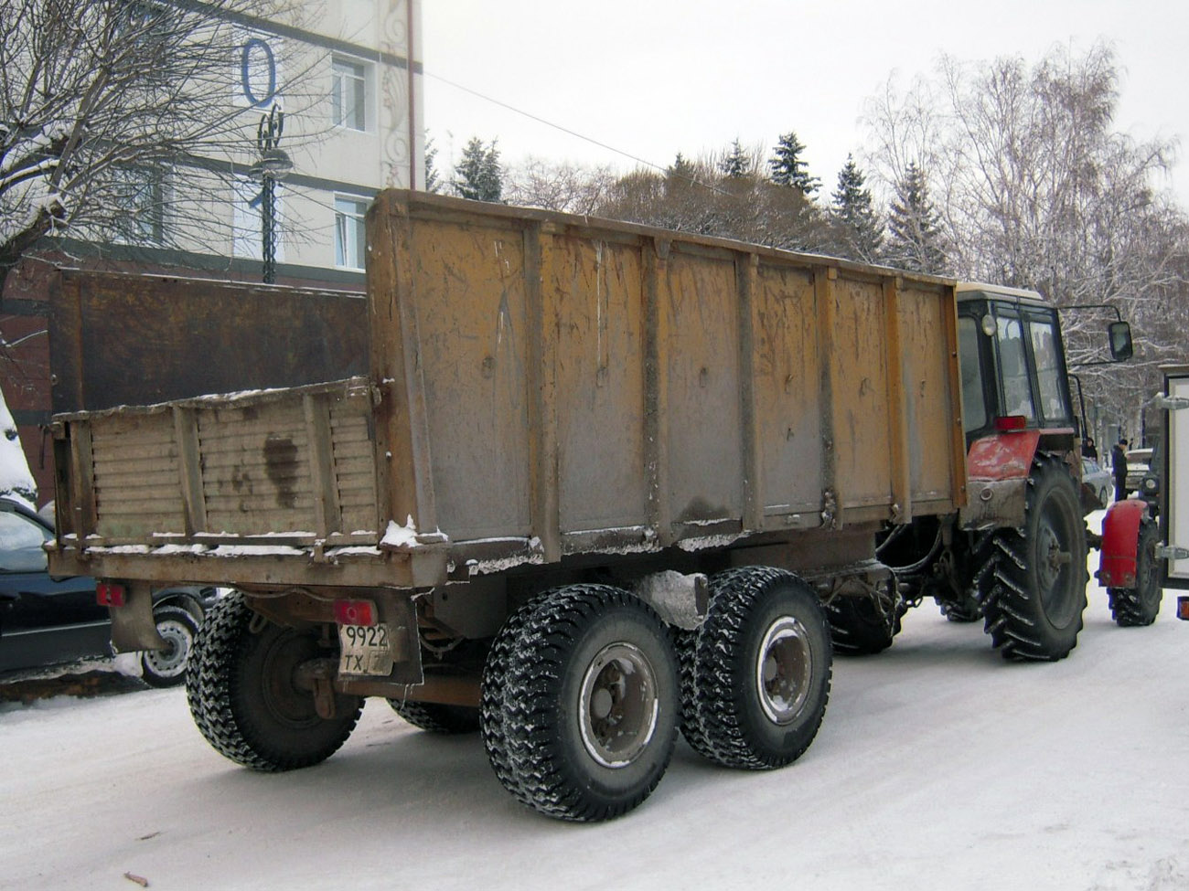 Прицеп #9922 ТХ 72 с трактором Беларус-82.1. Тюмень, улица Льва Толстого