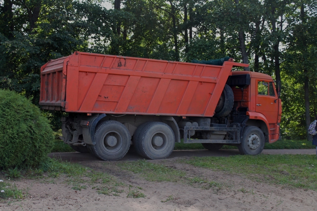 Самосвал КамАЗ-6520. Петергоф