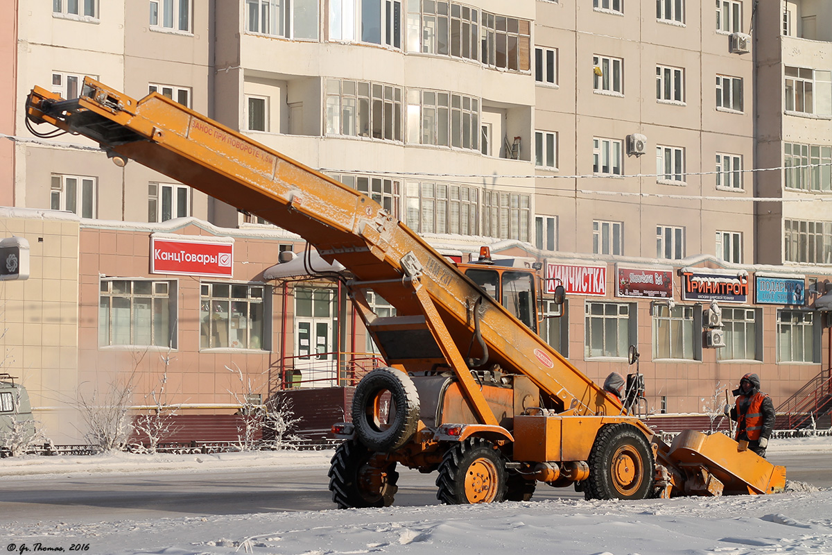 Снегопогрузчик ТКМ-237. Якутск, улица Петровского