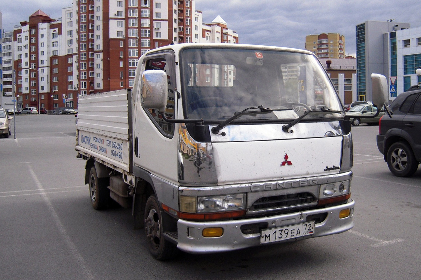 Грузовой автомобиль Mitsubishi Canter #М 139 ЕА 72. Тюмень, улица Валерии Гнаровской