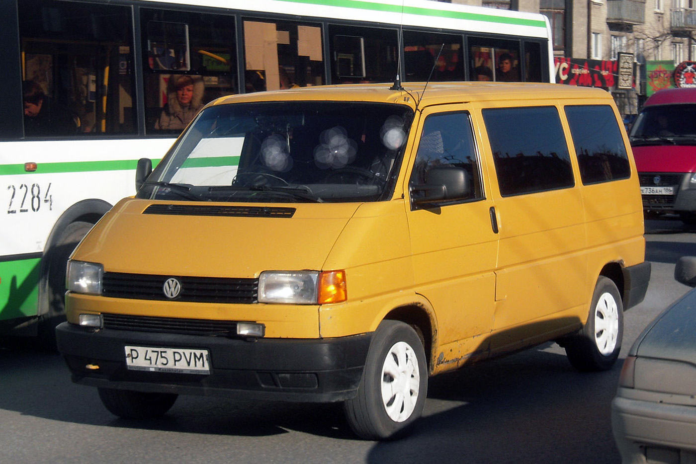 Микроавтобус Volkswagen Caravelle T4 #P 475 PVM. Тюмень, улица Республики