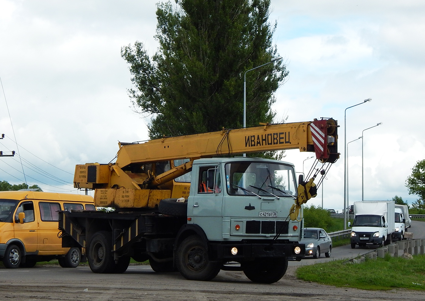 Автокран КС-3577-4 на шасси МАЗ-5337 #С 421 ВТ 36. Белгородская область, г. Валуйки, улица Энергетиков
