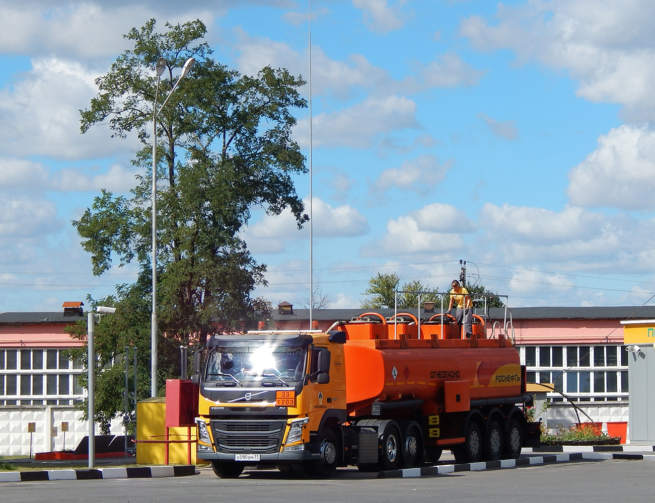 Седельный тягач Volvo FM # О 090 ВМ 31 с полуприцепом-цистерной. Белгородская область, г. Новый Оскол, улица Тургенева