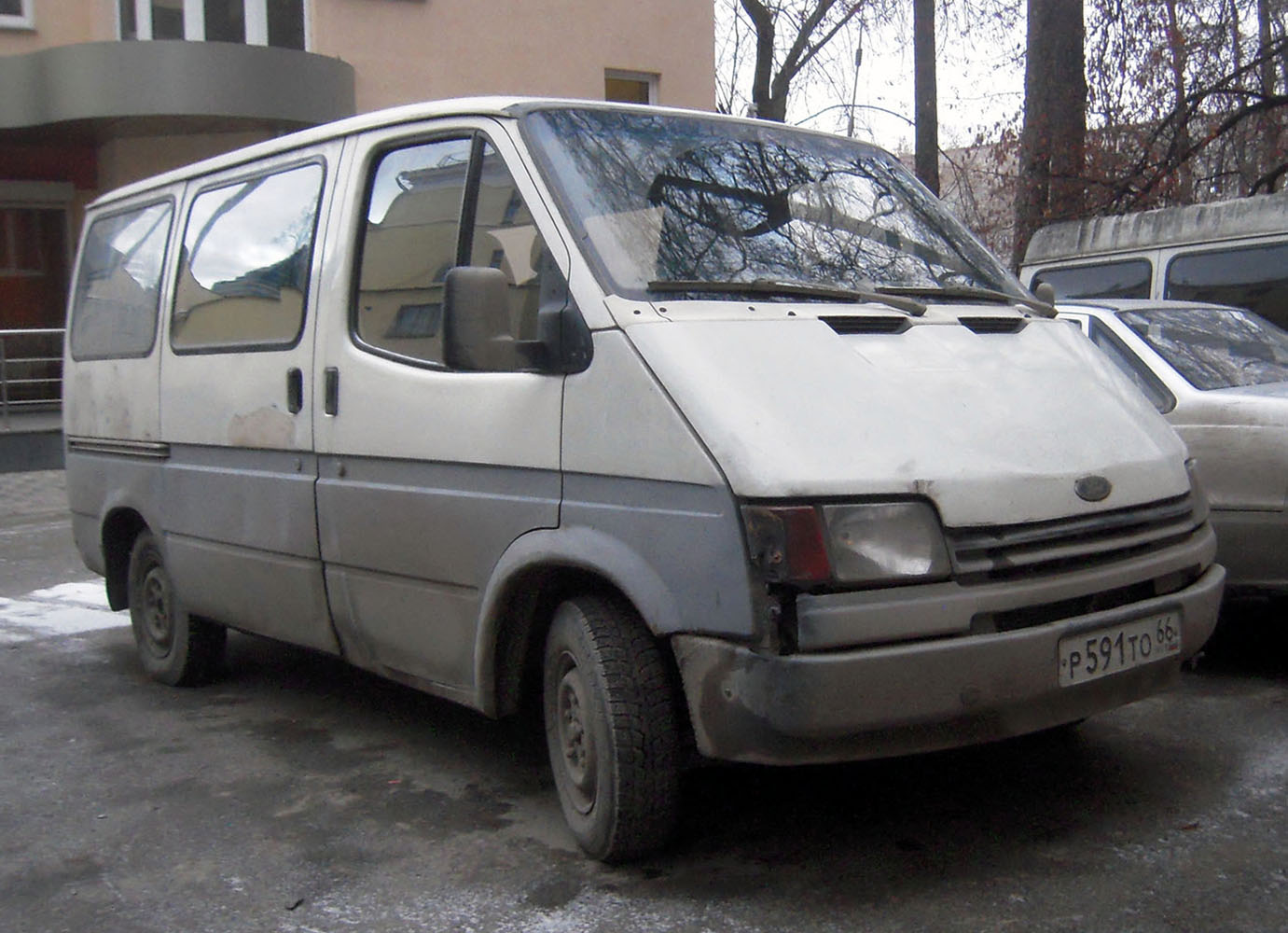 Микроавтобус Ford Transit Mk3 #Р 591 ТО 66 . Екатеринбург, улица Декабристов