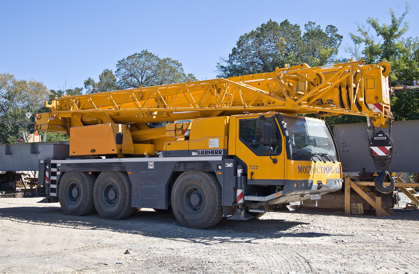 Автокран Liebherr LTM 1055-3.2 #A 054 HH 89. Алматы, пробивка проспекта Суюнбая