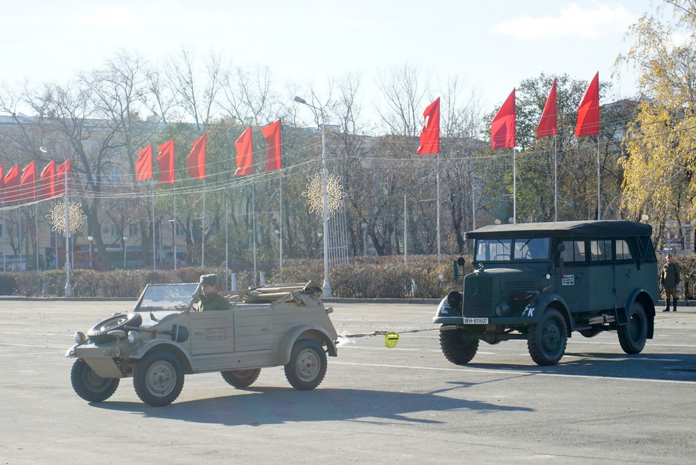 автомобиль Volkswagen Typ 82 (Kübelwagen) и Mersedes-Benz L1500A. Самара, площадь имени В. В. Куйбышева, Парад Памяти