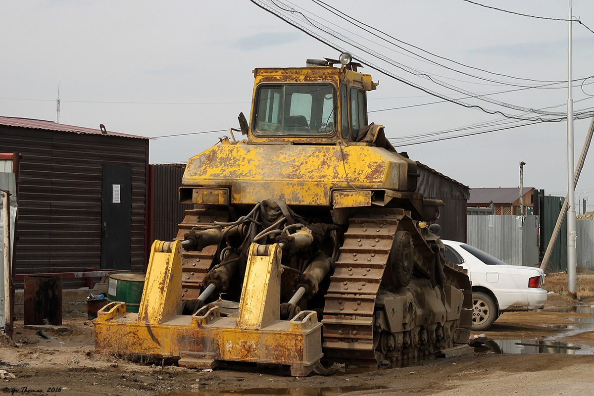 Бульдозер с рыхлителем Caterpillar D9N. Якутск, село Пригородная, центральная улица