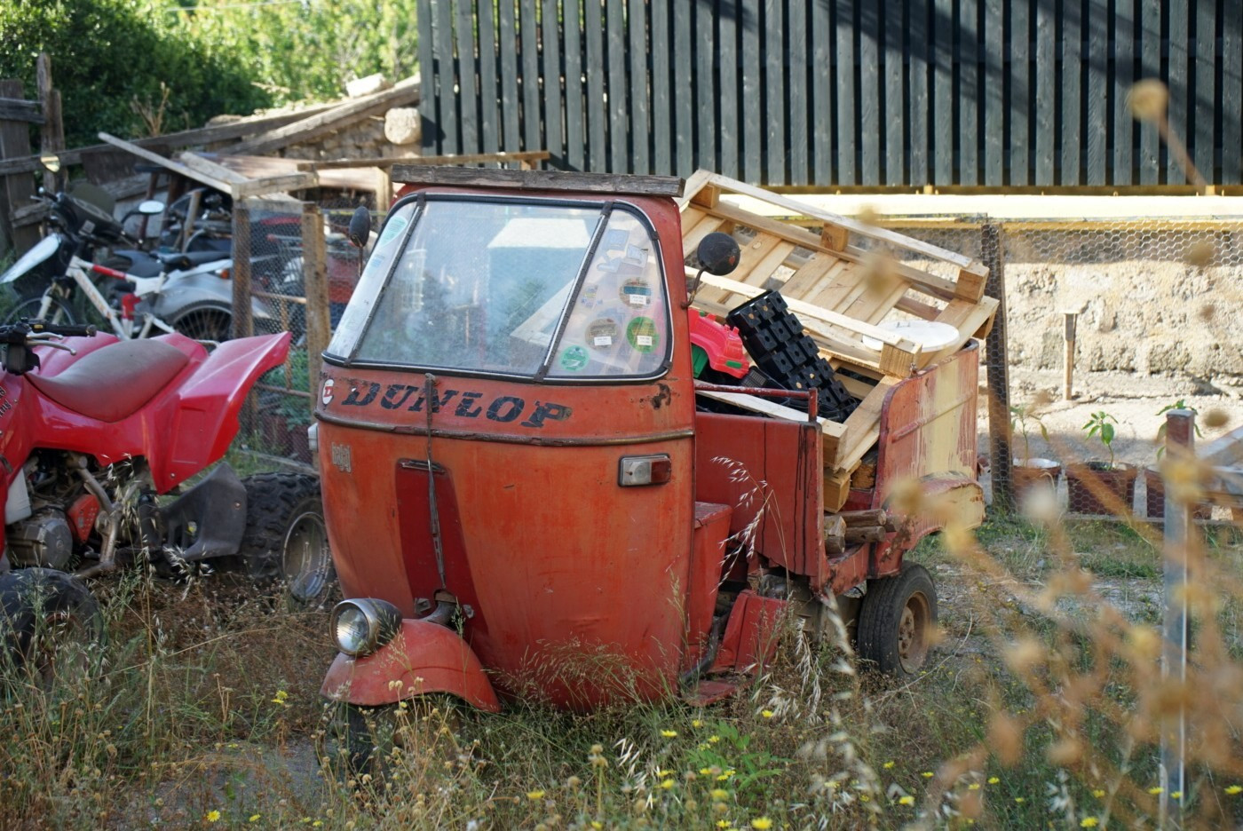 Грузовой мотороллер Bajaj. Греция, Родос, Старый город