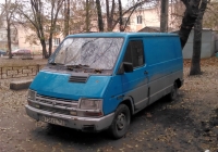 Фургон Renault Trafic (второго поколения) #В 756 ХЕ 163. Самара, улица Ново-Садовая, двор дома №42 ("Интеграл")