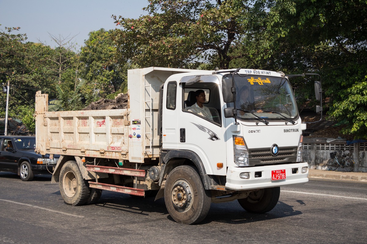 Самосвал на шасси Sinotruk CDW 757. Мьянма, Янгон