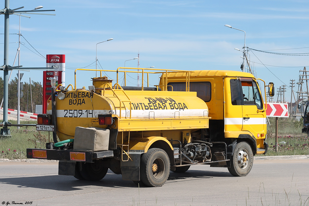 Цистерна на шасси Nissan Diesel*. Якутск, Вилюйский тракт