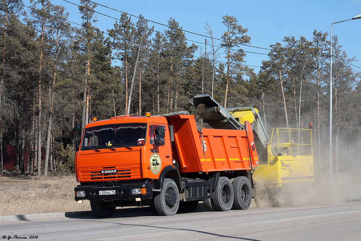 Самосвал КамАЗ-45147 #С 254 КС 14 c прицепной подметально-уборочной машиной Broddsweden Scandinavia. Якутск, Вилюйский тракт
