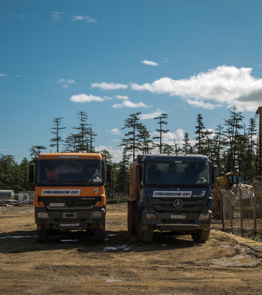 Полноприводные самосвалы Mersedes-Benz Actros . Сахалинская область, Ногликский район, вахтовый поселок Киринского ГКМ