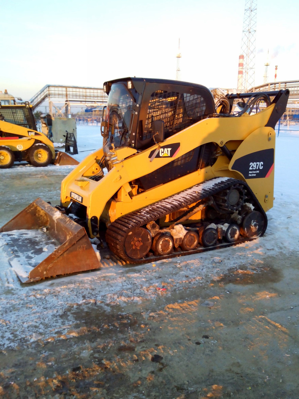 Погрузчик Caterpillar 297C. Сахалинская область, Ногликский район, вахтовый поселок Киринского ГКМ