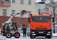 Погрузчик Bobcat и КамАЗ-65115 #С254КС14. Якутск, проспект Ленина
