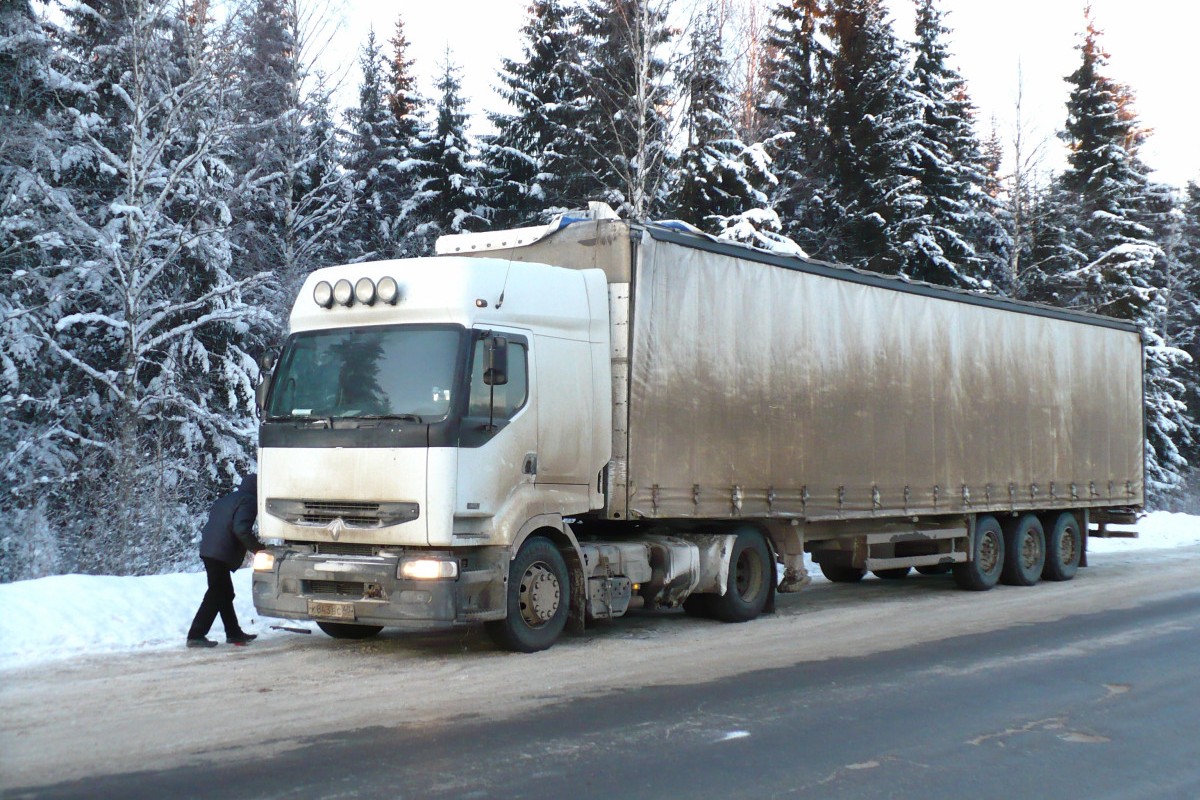 Седельный тягач Renault #К 843 ВС 40 . Архангельская область, Котласский район, поселок Приводино, Вахонинский проезд
