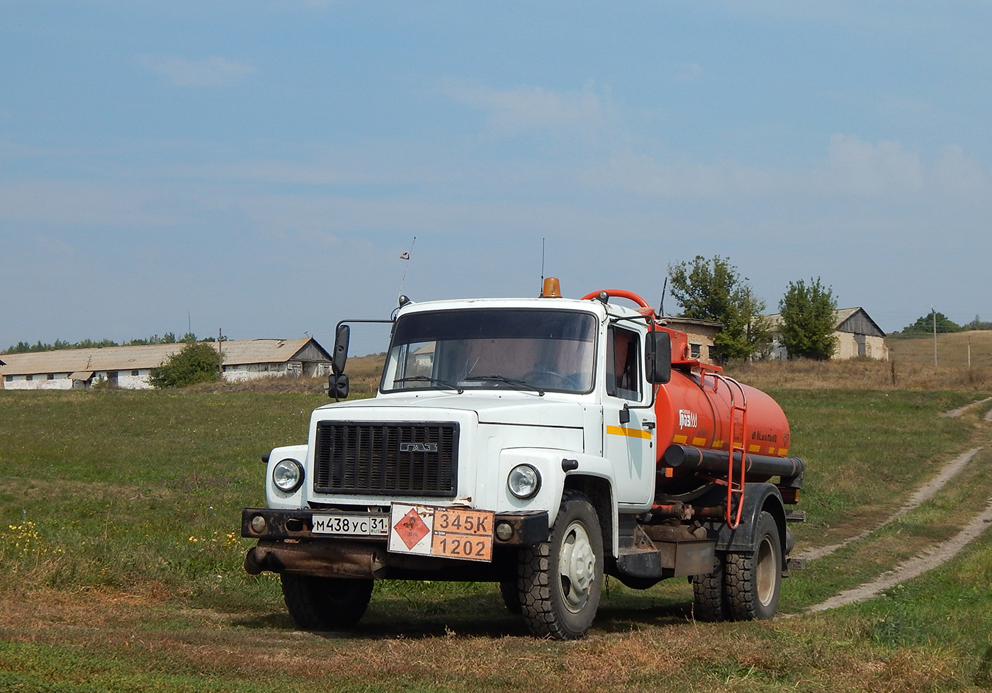 Автотопливозаправщик на шасси ГАЗ-3307 # М 438 УС 31. Белгородская область, Алексеевский район, с. Гарбузово