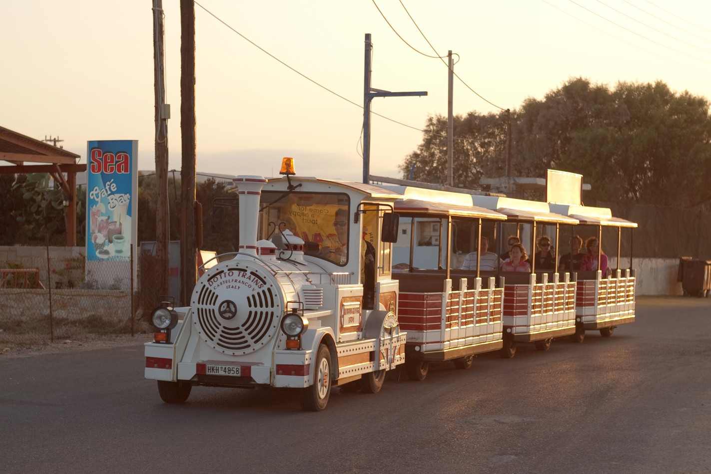 Туристический автопоезд Dotto Trains Muson River Elettrico с прицепами A91. Греция, остров Крит, Муниципалитет Ираклион, Аналипси