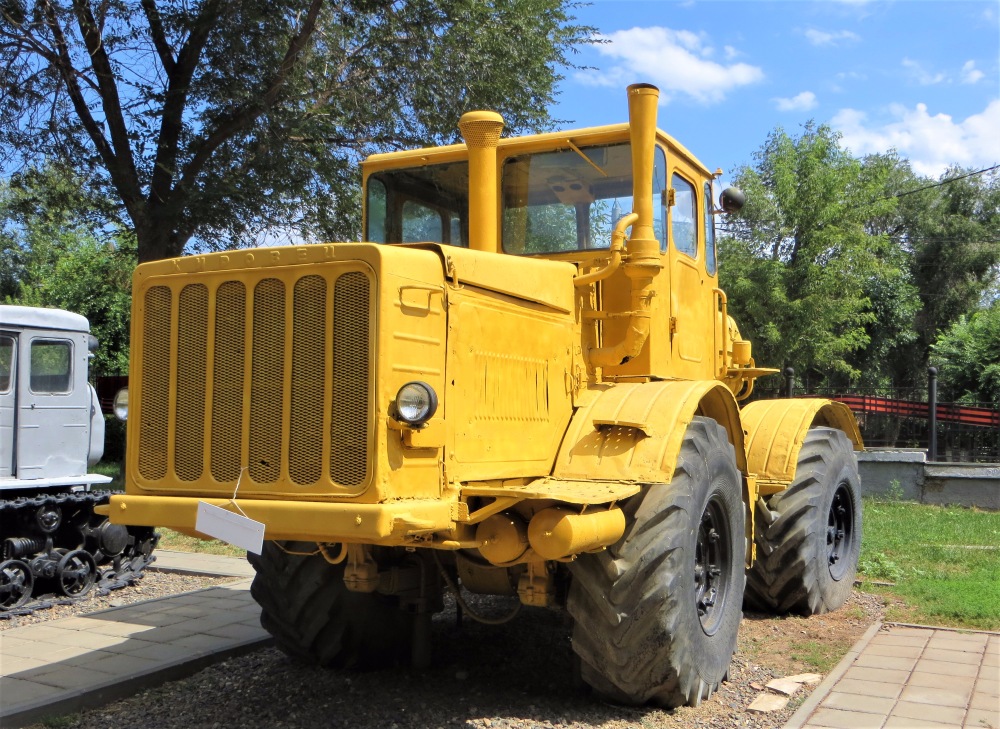 Трактор К-700 "Кировец". Оренбург, парк "Салют, Победа"