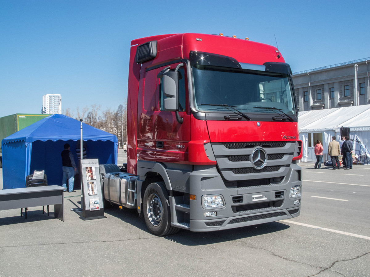 седельный тягач Mersedes-Benz Actros 1644. Самара, площадь имени В. В. Куйбышева, выставка КомАвтоТранс-2013