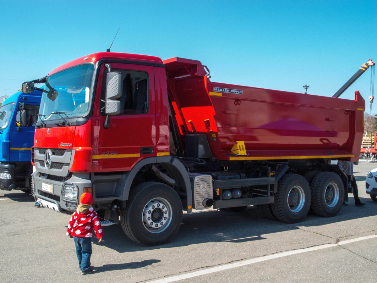 самосвал Meiller-Kipper на шасси Mersedes-Benz Actros 3336. Самара, площадь имени В.В. Куйбышева, выставка КомАвтоТранс-2013