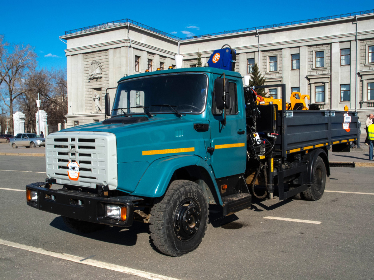 бортовой автомобиль ЗИЛ-433100 с манипулятором. Самара, площадь имени В. В. Куйбышева, выставка КомАвтоТранс-2013