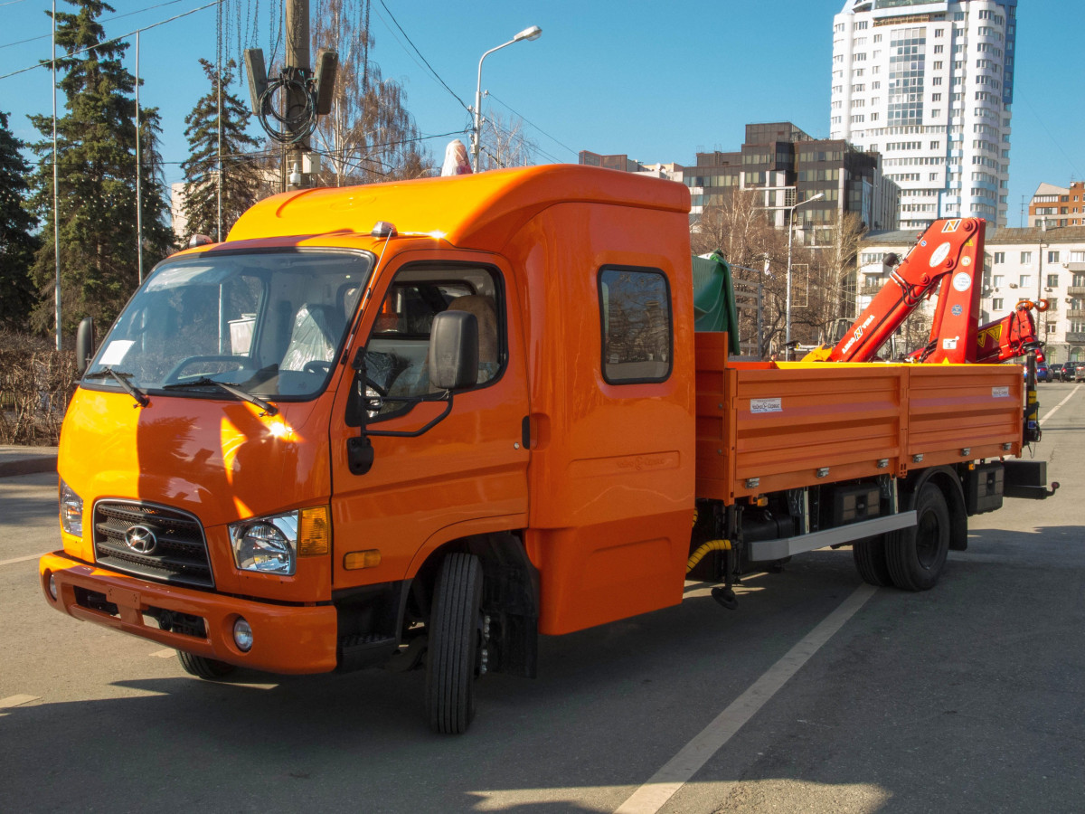 Бортовой автомобиль с КМУ Чайка-Сервис на базе Hyundai HD78. Самара, площадь имени В. В. Куйбышева, выставка КомАвтоТранс-2013