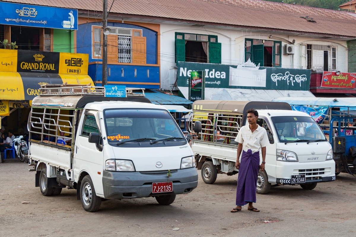 Бортовой грузовик Mazda Bongo #7J-2135, оборудованный для перевозки пассажиров. Мьянма, Моламьяйн